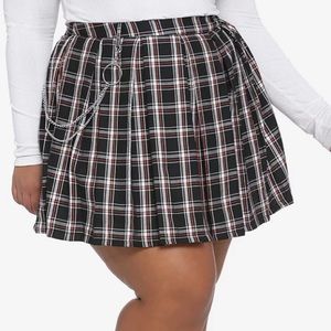 Hot Topic black white plaid pleated skirt w/ chain